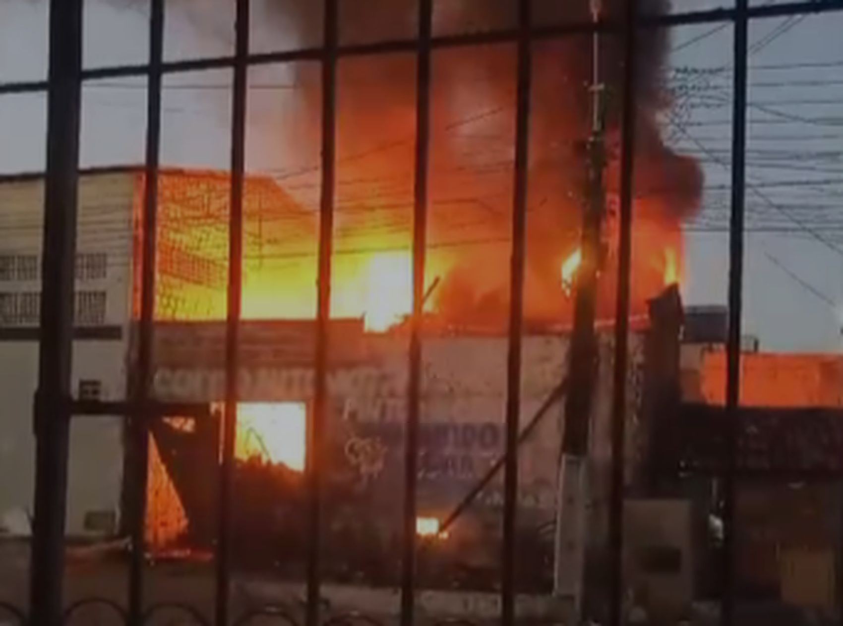 Incêndio é registrado em galpão na Zona Oeste de Aracaju